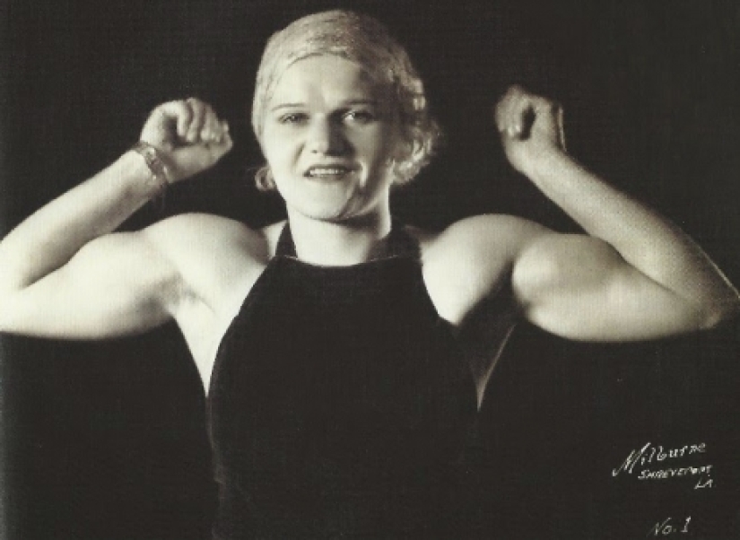 What did the first female bodybuilders of the early XX century look like