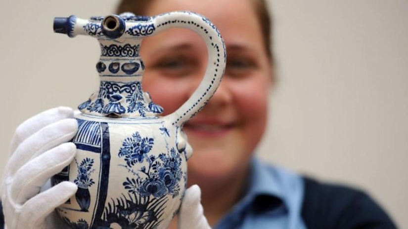 What happens if a valuable museum exhibit is accidentally damaged or destroyed?