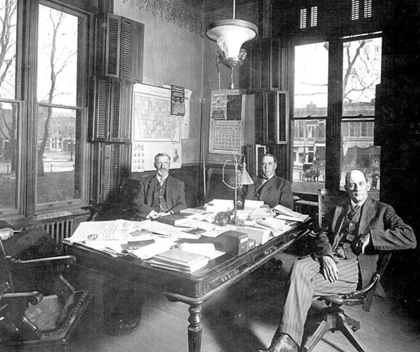 What were the offices like a hundred years ago