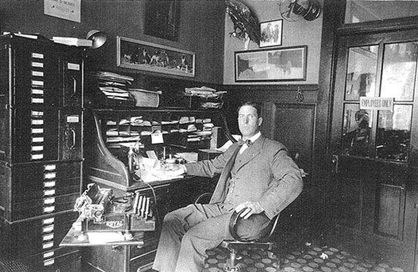 What were the offices like a hundred years ago