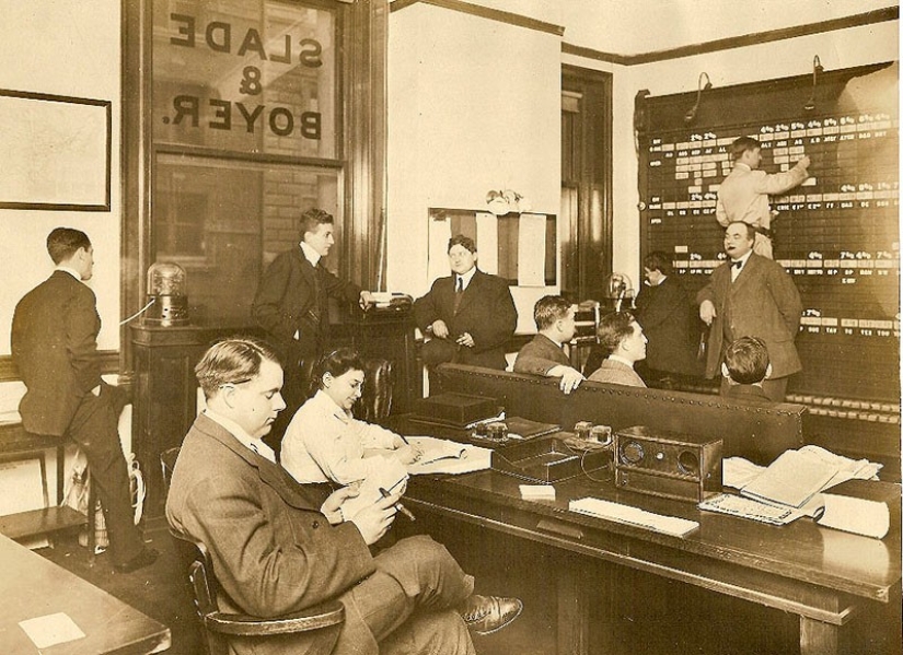 What were the offices like a hundred years ago