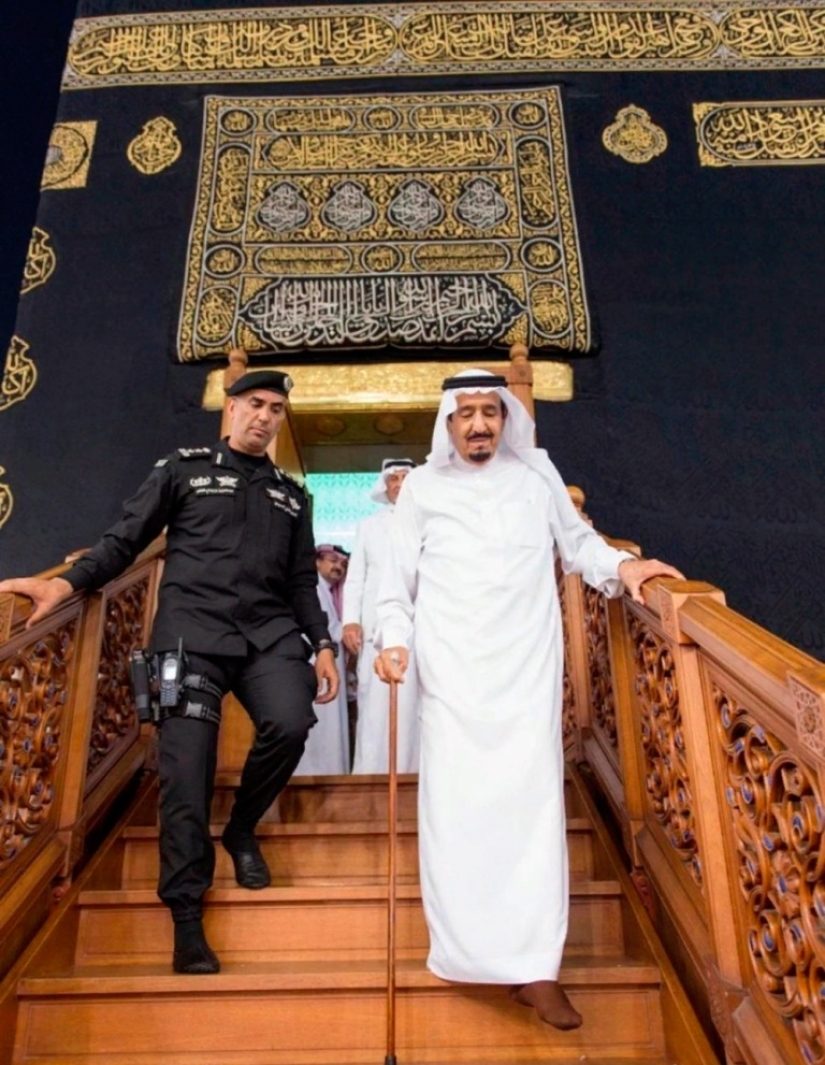 What&#39;s inside the Kaaba, the Muslim holy site