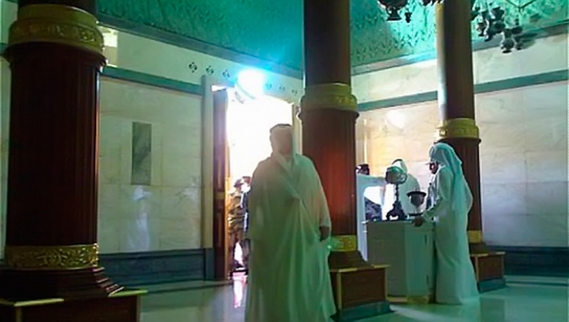 What&#39;s inside the Kaaba, the Muslim holy site