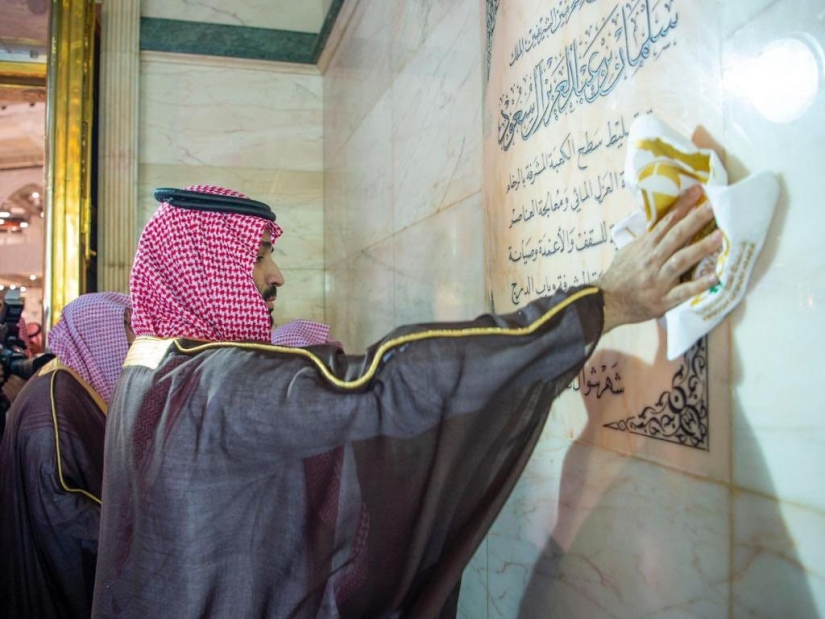 What&#39;s inside the Kaaba, the Muslim holy site