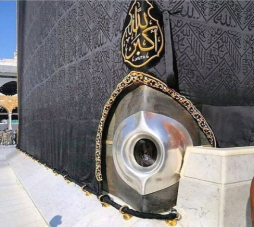 What&#39;s inside the Kaaba, the Muslim holy site