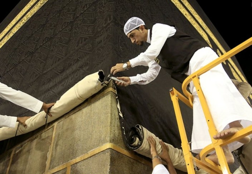 What&#39;s inside the Kaaba, the Muslim holy site
