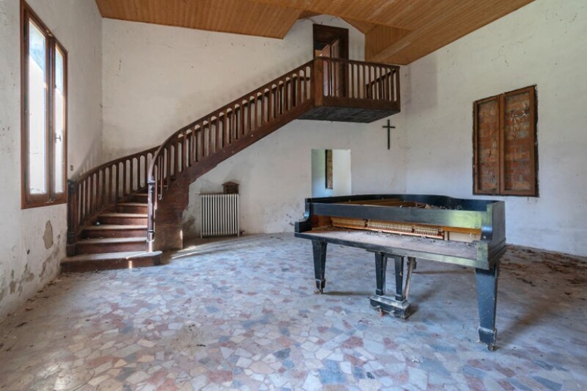 When the music stopped: sad pianos in abandoned buildings