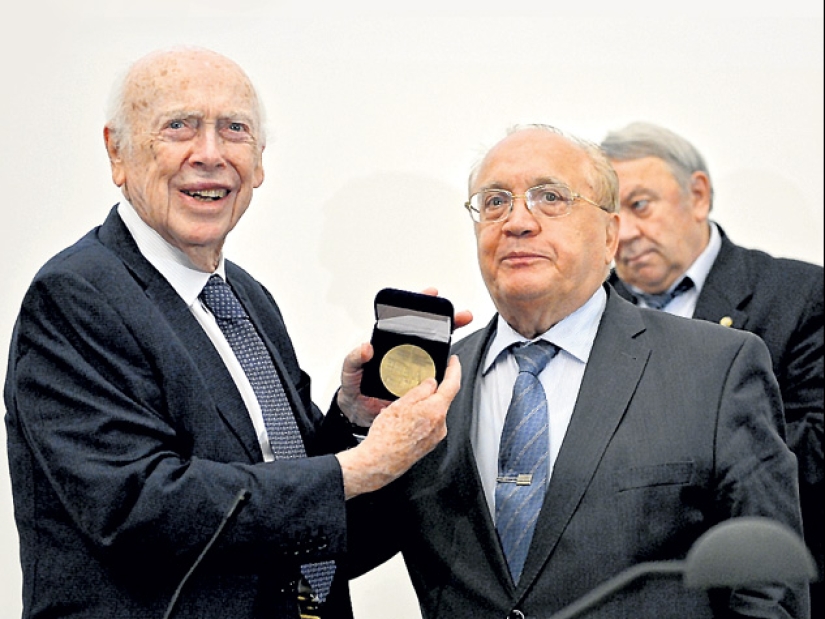 "White is smarter than black": what the discoverer of DNA James Watson stripped of all awards