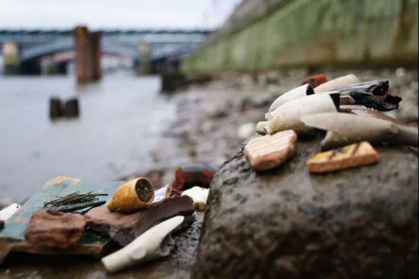 Who are madlarks and what do they look for in the mud on the banks of the Thames?