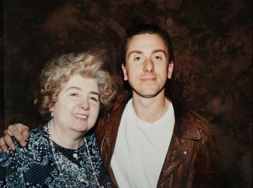 Who is this mystery lady that pose the brightest stars of Hollywood Who is this mystery lady that pose the brightest stars of Hollywood