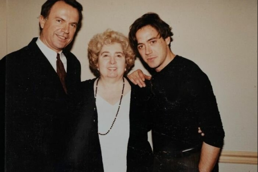 Who is this mystery lady that pose the brightest stars of Hollywood Who is this mystery lady that pose the brightest stars of Hollywood