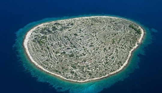 Who made the Croatian island of Baljenac look like a fingerprint