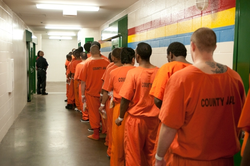 Why are prisoners in the US dressed in orange robes?