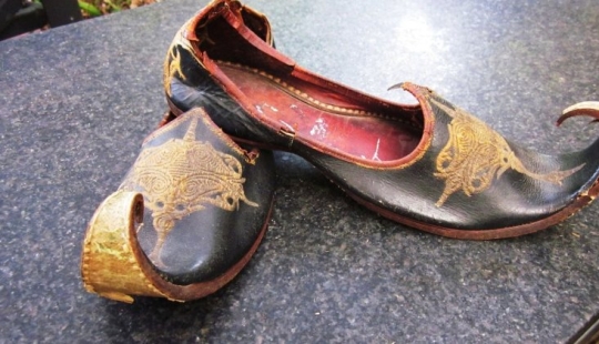 Why did people prefer shoes with curved noses in the East