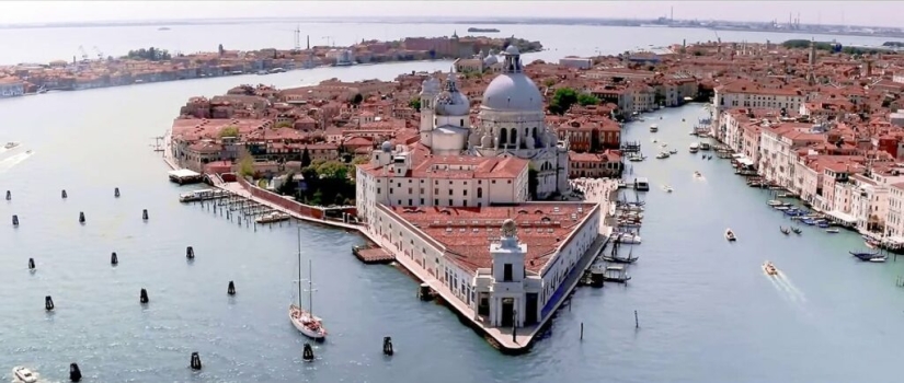 Why did the inhabitants of medieval Venice organize mass fights on bridges? Why did the inhabitants of medieval Venice organize mass fights on bridges?