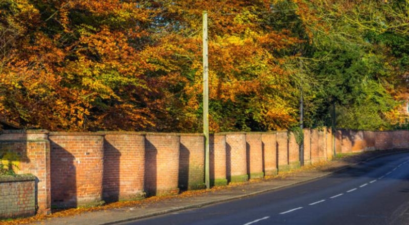Why do the British build wavy fences? Why do the British build wavy fences?