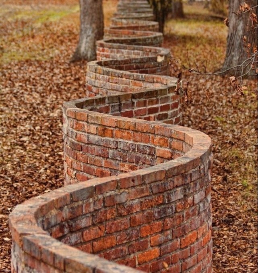 Why do the British build wavy fences? Why do the British build wavy fences?