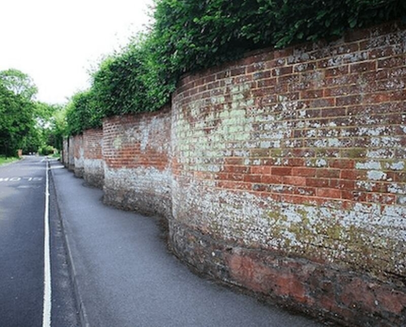 Why do the British build wavy fences? Why do the British build wavy fences?