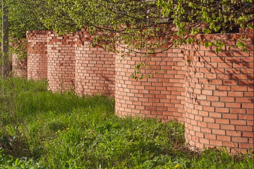 Why do the British build wavy fences? Why do the British build wavy fences?