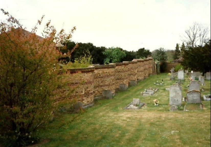Why do the British build wavy fences? Why do the British build wavy fences?