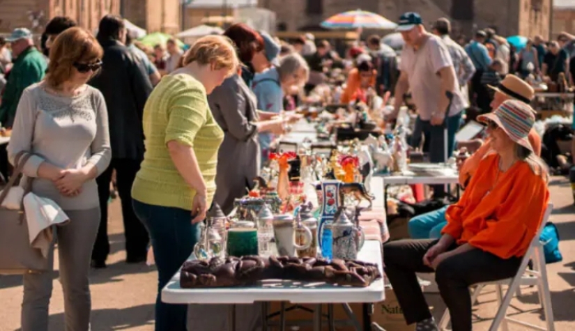 Why flea markets are called &quot;flea markets&quot;