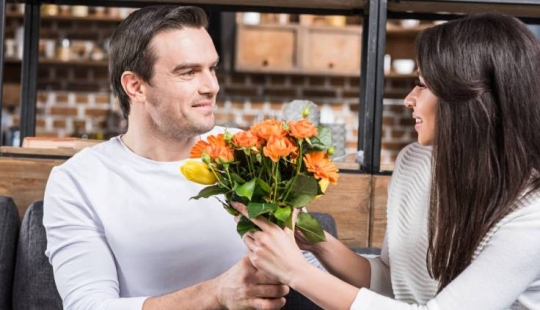 Why is it customary to give an odd number of flowers