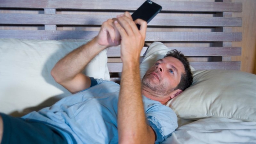 Why it is harmful to stick to the phone after waking up and how to overcome this habit Why it is harmful to stick to the phone after waking up and how to overcome this habit