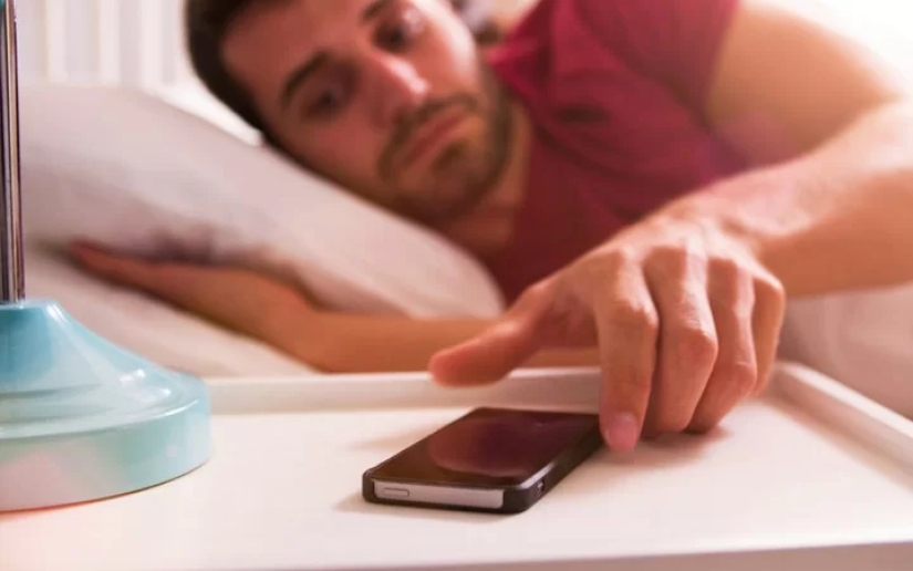 Why it is harmful to stick to the phone after waking up and how to overcome this habit Why it is harmful to stick to the phone after waking up and how to overcome this habit