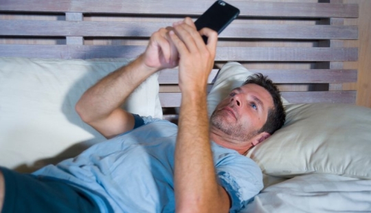 Why it is harmful to stick to the phone after waking up and how to overcome this habit Why it is harmful to stick to the phone after waking up and how to overcome this habit