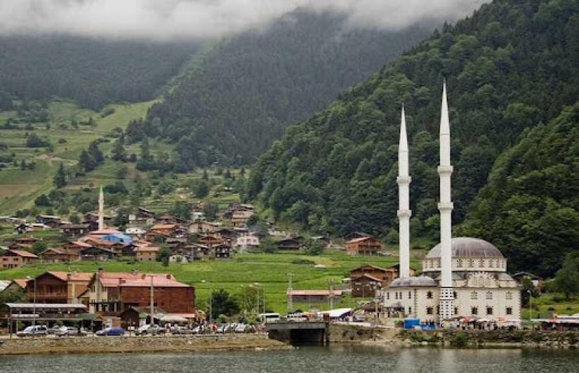 Why there are very few resorts on the Black Sea coast of Turkey