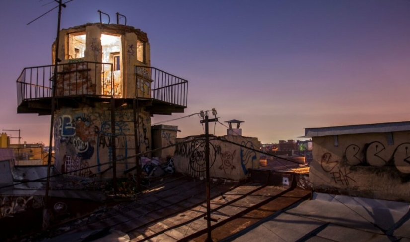 Why were small houses built on the roofs of "Stalinok"