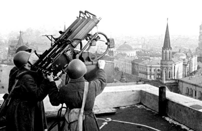 Why were small houses built on the roofs of "Stalinok"