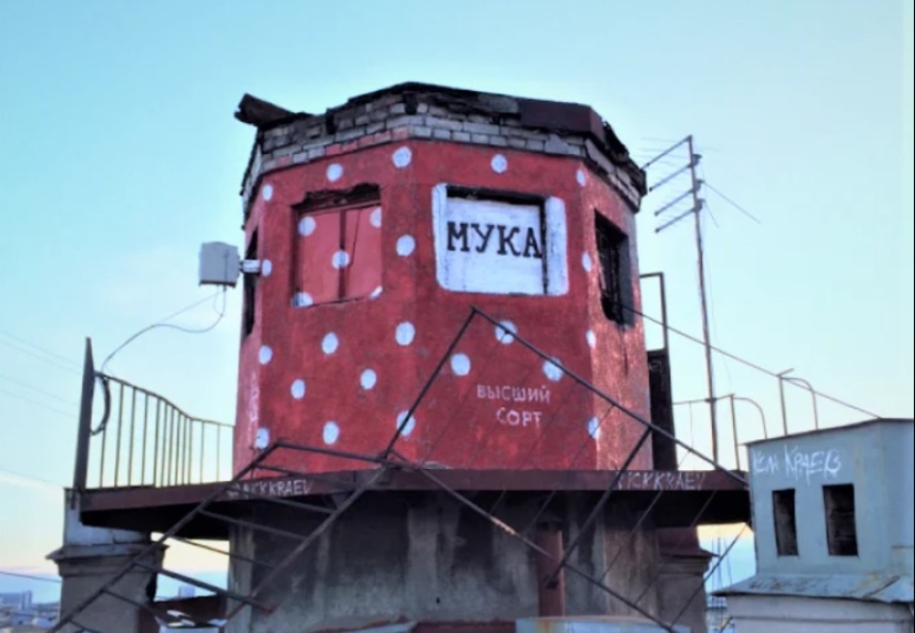 Why were small houses built on the roofs of "Stalinok"