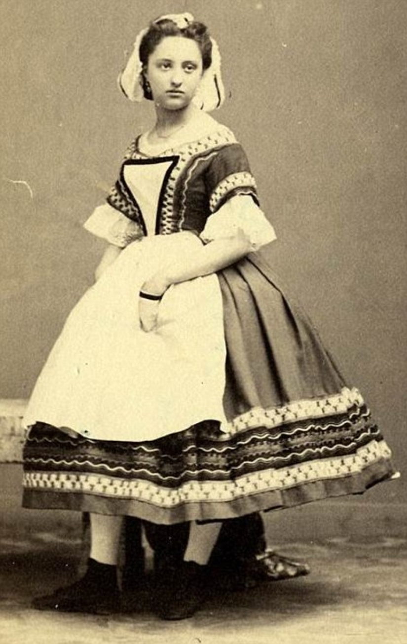Women Who Ruled Paris from Bed: a scandalous catalog of 19th-century Parisian courtesans Women Who Ruled Paris from Bed: a scandalous catalog of 19th-century Parisian courtesans