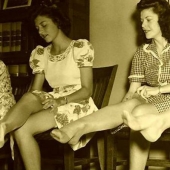 Y en este día, las mujeres encontraron la felicidad: las medias de nailon salieron a la venta. Y en este día, las mujeres encontraron la felicidad: las medias de nailon salieron a la venta.
