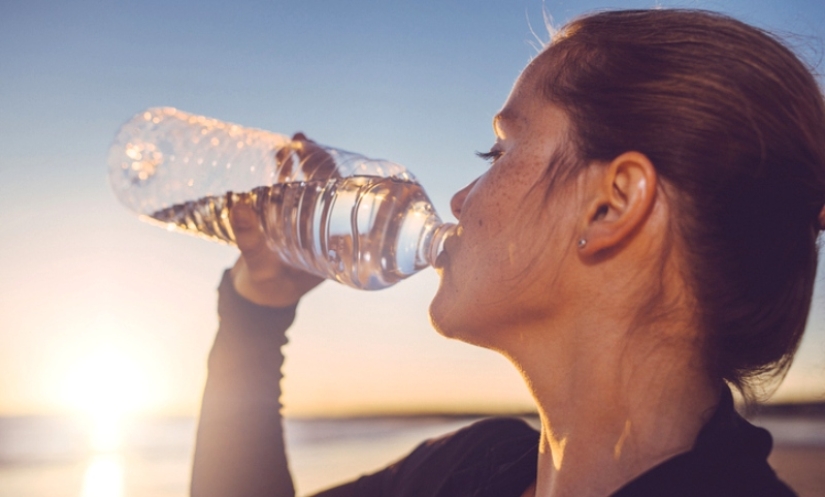 You won&#39;t believe how easy it is to cool a drink without a refrigerator!