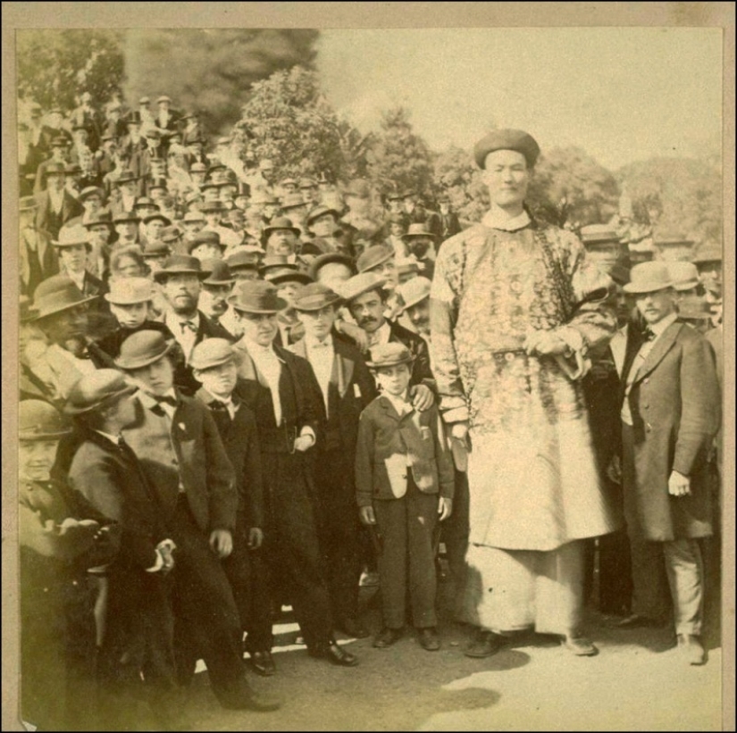 Zhang Shichai is the tallest Chinese man in history