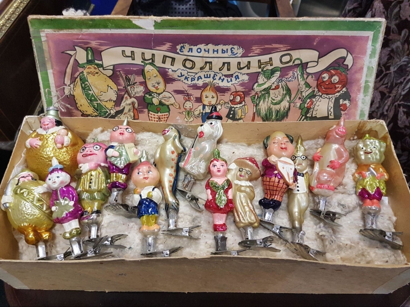 Christmas tree decorations you might throw away, but they're worth a ton of money Christmas tree decorations you might throw away, but they're worth a ton of money