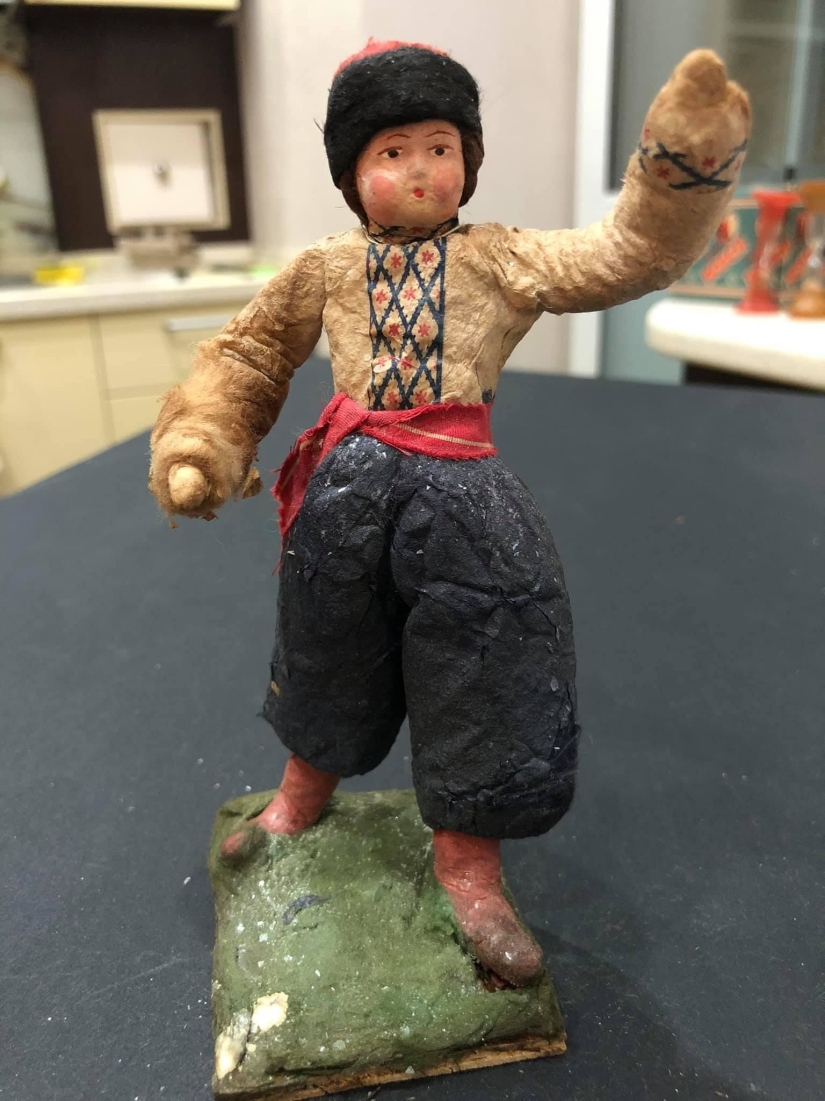 Christmas tree decorations you might throw away, but they're worth a ton of money Christmas tree decorations you might throw away, but they're worth a ton of money