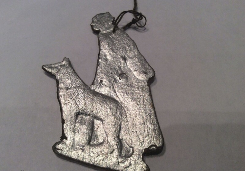 Christmas tree decorations you might throw away, but they're worth a ton of money Christmas tree decorations you might throw away, but they're worth a ton of money