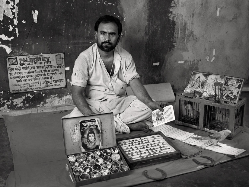 How to earn cleaner ears, a street astrologer and other representatives of vanishing professions in India