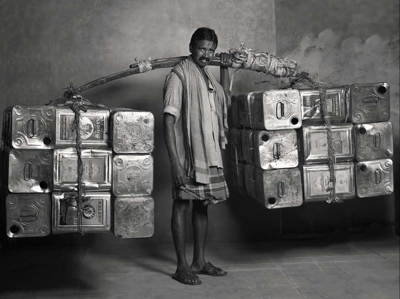 How to earn cleaner ears, a street astrologer and other representatives of vanishing professions in India